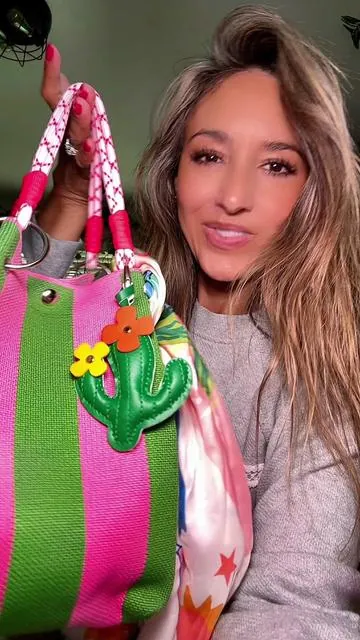 Bright, bold, and effortlessly boho—this colorful bucket bag is your new everyday statement piece! #BohoStyle #ColorfulFashion #BucketBag #FreeSpiritStyle #EverydayChic 