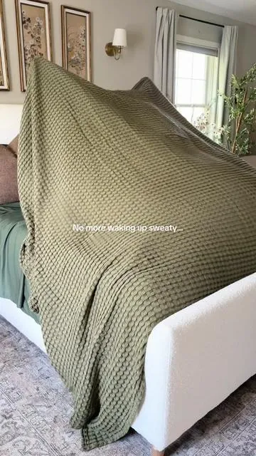 The coziest cooling blanket ☁️☁️ @Bedsure  #bedsure #coolingblanket #bambooblanket #hotsleeper #bettersleep 