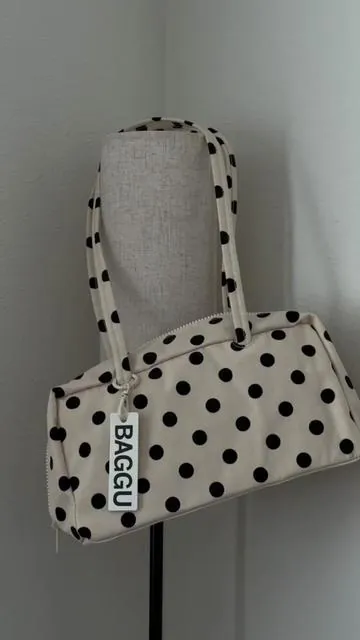 this bag >>>  a need immediately  🔗 a similar one below ⬇️  @Urban Outfitters  @BAGGU  #baggu #bowlerbag #polkadot #handbag #musthave 