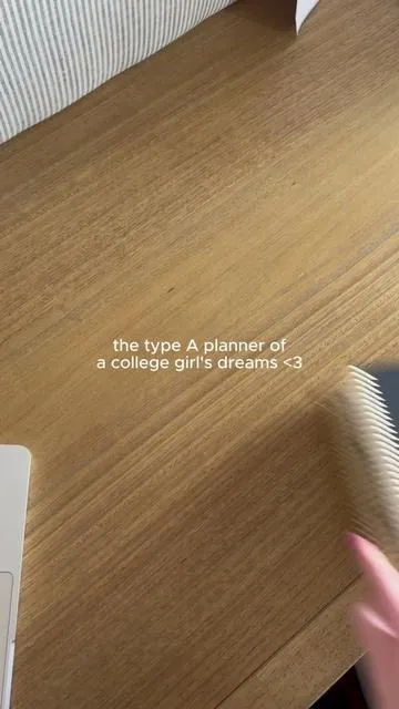 All hail the college planner for keeping us insanely organized in school ✍🏼