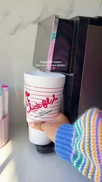 let a girl help you outttt 🤏🏼 #nuggetice #nuggeticemaker #icemaker #justgirlythings 