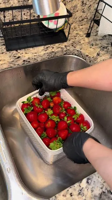 �🥬 ظرف‌های نگهداری میوه و سبزیجات برای یخچال (8/10/12 عددی) اگر می‌خوای میوه‌ها، سبزیجات و حتی گوشتت مدت طولانی‌تری تازه و سالم بمونه، این ست ظرف‌های حرفه‌ای دقیقاً همون چیزیه که نیاز داری! ✨ 🥗 طراحی استکبل (روی هم قرار می‌گیرند) برای صرفه‌جویی در فضای یخچال 💧 دارای صافی (Colander) جداشدنی برای شستشو و خشک کردن راحت 🧊 حفظ تازگی مواد غذایی برای مدت طولانی‌تر 🌿 ساخته شده از مواد BPA-Free و کاملاً ایمن برای غذا 🍓 مناسب برای میوه، سبزی، توت‌ها و حتی گوشت 📦 در سایزهای 8 / 10 / 12 عددی برای نیازهای مختلف با این ظروف هوشمند، یخچالت همیشه مرتب‌تر و مواد غذایی‌ات همیشه تازه‌تر می‌مونه 💚 ✨ انتخابی عالی برای آشپزخانه‌های مدرن و سبک زندگی سالم تازگی بیشتر، نظم بهتر، آشپزخانه حرفه‌ای‌تر 🍎✨ #ظرف_نگهداری #آشپزخانه_مدرن #نگهداری_غذا #فریزر #یخچال_مرتب   