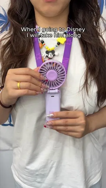 Portable handheld cooling fan 🙌 bringing this EVERYWHERE this summer! #portablefan #legoland #travelhacks #summeressentials #summermusthaves