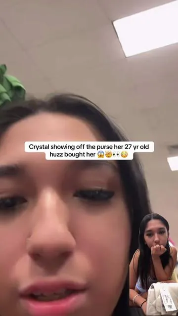 Crystal showing off the purse her 27 yr old huzz bought her 😱🤯👀😳 #crystalizaguirre #fypシ゚viral #chisme #teatok #huzz 