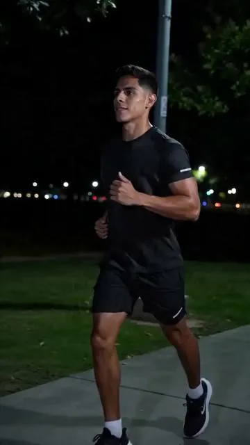 Camisa casual para hombre con diseño reflectante, manga corta, transpirable para correr y entrenamiento #topsdeportivosmujer #diadelhombre2024 #menfashion #topdeportivosmujer #outfitjuvenil #fitdressshirts #sweatpantsoutfit #gymoutfitideas #playaoutfits #workoutshorts