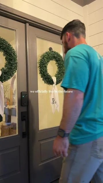 Next level home security 🔓🫣👏🏼 imagine never digging for your keys again 🙌🏼 @MYQ #myq #frontdoorlock #smarthome #facialrecognition #homesecurity 