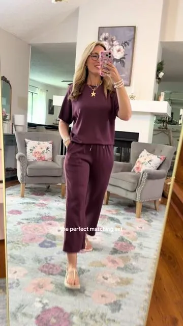 The perfect matching two piece set for tall girls and short girls because the pants are cropped! This would be the perfect travel outfit, it is so comfy! Go true to size, I’m 5’7” 140 a size 6 in a medium. @OFEEFAN 