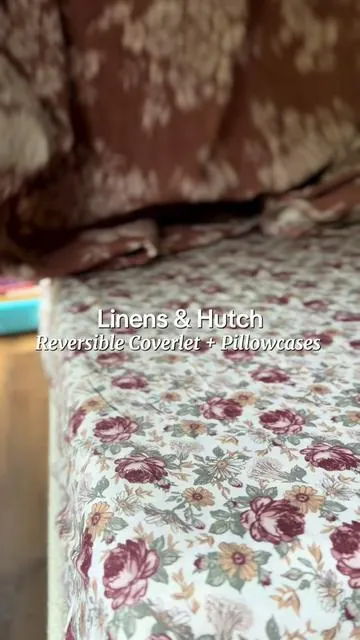 Linens & Hutch reversible coverlet and pillowcases 🌷🤍🛌 #linensandhutch #bedding 