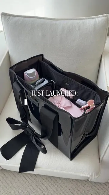 it's here! your new way to stay organized with our tote organizer 🖤 shop now in midnight black! #toteorganizer #organizer #whatsinmybag #packmybagwithme #packwithme 