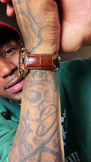 Watch is absolutely beautiful 😳