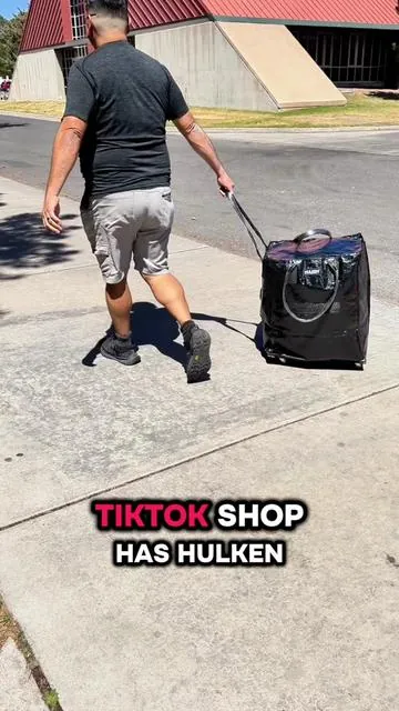 Move-out day was stressful enough 😅 but this Hulken rolling tote honestly made things SO much easier. I couldn’t believe how much fit inside and how easy it was to maneuver while carrying everything else 🙌 Perfect for college move-ins, move-outs, travel, errands, and everyday life 🖤 #tiktokshopcreatorpicks #CollegeMoveOut #MomHack #OrganizationFinds @Hulken 