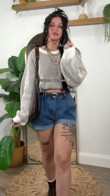 I’m 5’3 & 133 and sized up to a medium for a baggier looser fit. 