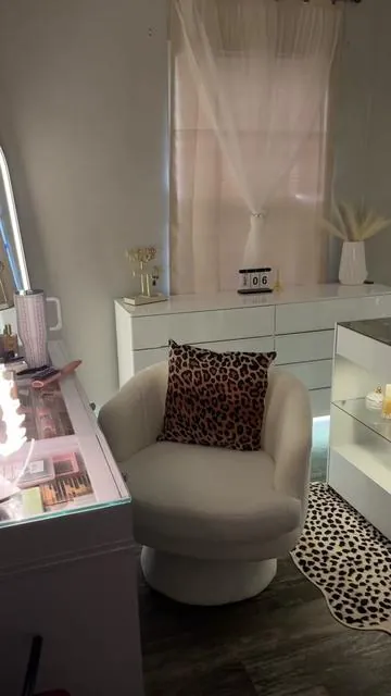 IN LOVEE #vanitychair #decor #beauty 