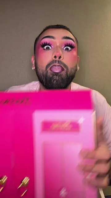 🏠Do you want the (BARBIE) HOUSE TOUR👋🏽👸🏽 GET INTO THE BRAND NEW BARBIE X @Glamlite COLLECTION #barbie TIME TO LOCK IN🛒💕 #barbiemakeup #glamlite #barbiexglamlite #SummerVibes 
