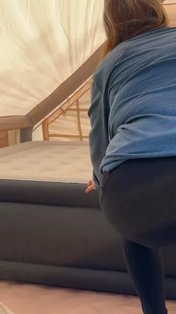 Camping is a lot more fun when your sleeping setup actually feels comfortable. 😂 This 22 inch inflatable queen air mattress has a built-in pump so setup is ridiculously easy, and the extra height makes it feel way more like a real bed instead of sleeping flat on the ground. I was honestly shocked by how supportive and durable this one felt, even after my very scientific jump test. Perfect for camping trips, guest rooms, sleepovers, road trips, or anyone who wants a more comfortable air mattress setup without spending a fortune. #campingessentials #glamping #airmattress #selfinflatingmattress #campinglife 