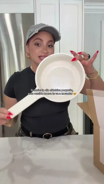 La comparé con la versión vieja y esta se siente mucho más práctica: más grande, con más capacidad y perfecta para ramen, pasta, hot pot, carnes o comidas rápidas sin ensuciar media cocina. Tiene coating antiadherente, calienta rápido y es portátil, así que la puedes usar hasta en espacios pequeños. #electricskillet#electricpot#TikTokShopCreatorPicks#tiktokshopsummerturnup#tiktokshopdealsforyoudays  