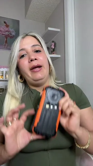 Este cargador portátil solar es súper práctico para viajes, apagones o para enviar a Cuba. Tiene buena capacidad, carga rápida y trae varios cables integrados para cargar diferentes dispositivos sin complicarte. Ideal para tener batería donde quiera que estés. #cargadorportatil #powerbanksolar #enviaracuba #gadgetsutiles #accesoriosparacelular