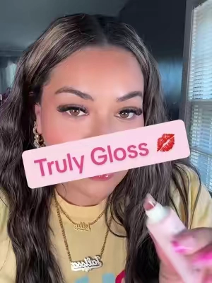 And she comes in other shades 🤭✨ plump juicy lipsssss 💋 @Truly Beauty #lipgloss #glossylips #trulybeauty #tiktokshopsparkcreator #TTSpringBeauty 