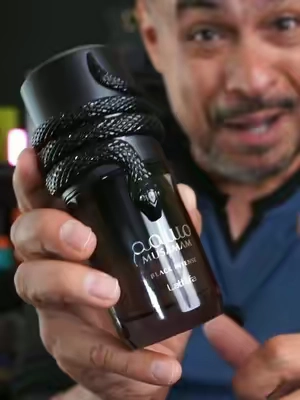 Lattafa Musamam Black Intense — perfume árabe unisex con notas de lavanda, nuez moscada, bergamota, geranio, cedro, maple, pachuli, haba tonka y cacao. Frasco coleccionable con diseño de serpiente. Estela larga, perfil amaderado-gourmand. Para noches y ocasiones especiales. #lattafa #musamam #perfumeunisex #perfumearabe #perfumesdenoche​​​​​​​​​​​​​​​​