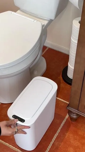 Si tu baño es pequeño, este basurero es perfecto para ti — ¡ahora con 23% de descuento!🥰🫶#motionsensortrashcan #trashcan #tiktokshopstockup #summervibes☀️ #bathroom 