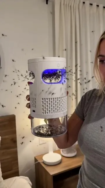 The light attracts mosquitoes and traps them quietly. #BugFree #CleanLiving #Satisfying #NoMosquitoes #FreshHome 
