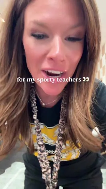 I mean, us sporty teachers are the fun ones right?! These pants are so perfect, they pull off the professional sporty look SO well, while being SO comfortable! #teacher #sportyteacher #peteacher #athleticpants @baleaf 
