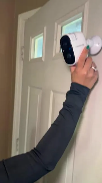 Ya puedo ver que hace mi perrito cuando me voy 🐶🐕🤭 Esta cámara inalámbrica me sorprendió demasiado porque se instala súper fácil gracias a su base magnética y no necesita cables. Además, la calidad de video es 2.5K y tiene visión nocturna a color, así que todo se ve clarísimo incluso de noche ✨ También detecta movimiento, tiene audio de dos vías y la batería dura muchísimo. Perfecta para la entrada de la casa, el garaje o incluso para monitorear paquetes 📦 #cinmoore @CINMOORE #camaradeseguridad #homegadgets #smarthome #securitycamera 