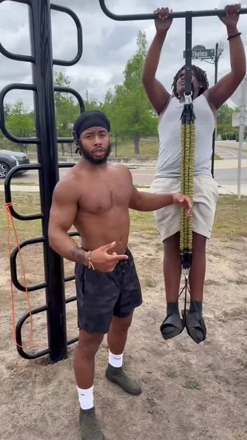 Use these bands to perfect those pull-ups 🦾‼️ #fyp #viral #pullups #fitness #SummerVibes 