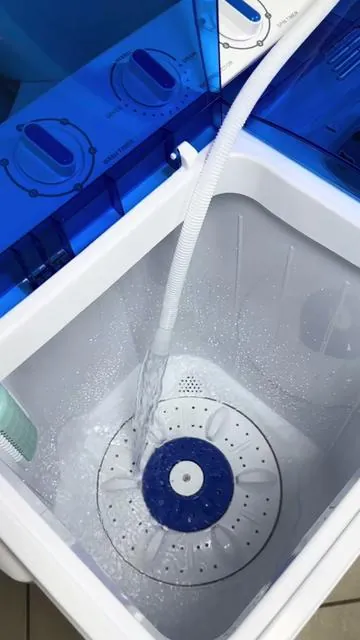La mejor manera de ahorrar dinero 💰 en laundry 🧺 es lavando desde casa. #washingmachine #lavadora #portablewashingmachine #laundry #tiktokshopcreatorpicks 