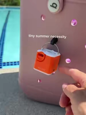 this tiny pump lives in my pool bag all summer…. I might have another that lives in my car too 👀😅 #summervibes #summermashup #SummerDeals #summerdealdays #poolfloat 