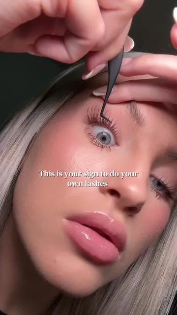 The brown just hits different. 🙌🏼 @OKAYLOVE #lashclusters #lashes #brownlashes #makeuphacks #momhacks 