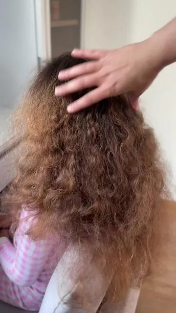 So glad I brought my Steam Sesh to Thailand! We’re frizz free despite the humidity 😍 @wavytalkofficial #wavytalksteamhairstraightener #steamsesh #flatiron 