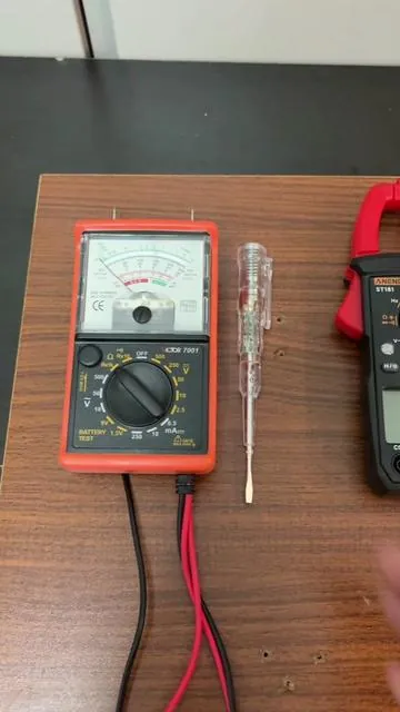 Antes pensaba que todos los multímetros de entre 30 y 50 dólares eran prácticamente iguales, hasta que probé este. Mide voltaje, corriente y resistencia con solo pulsar un botón.#multimeter #toolsoftiktok #electrician #diytools #digitalmultimeter 