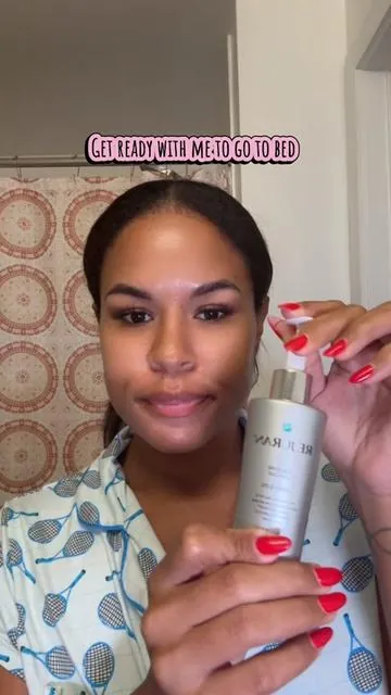 Keke said what she said! We are not neglecting the neck in this house especially now that I’m 30! On the days that I use tretinoin I also bring it down to my neck. I currently use the sandwich method which works for me by layering moisturizer/ Tret/ moisturizer. I do wait about 10 mins after applying moisturizer to then apply the tretinoin and then another 5 mins before applying the moisturizer on top again.  For the under eyes I used Lancôme Génifique ultimate eye cream🤍 *All products have been purchased with my own money 🫡                              @REJURAN US @LaRochePosayUS @Lancôme #grwm #skincare #neckcream #tretinoin #antiaging 