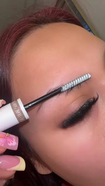 ITS BACK IN STOCKKKKKKKKK !!! Limited quantity so get your hands on it ASAP!!!! #contentcreator #browshaping #browtutorial #browsonpoint #fullfacemakeup 