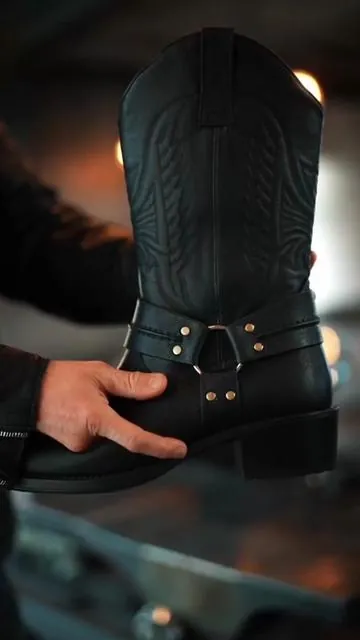 Men’s Chelsea Boots-Stylish Design for Casual & Formal Wear #mensshoes #chelseaboots #stylishshoes #summervibe #formalwear 