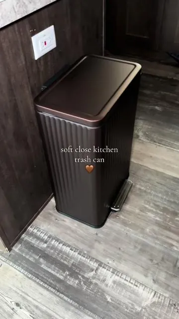 Elevate your kitchen decor with this trash can !  #aesthetictrashcan #elevatekitchenandhome #homedecor #trashcan #botedebasura 