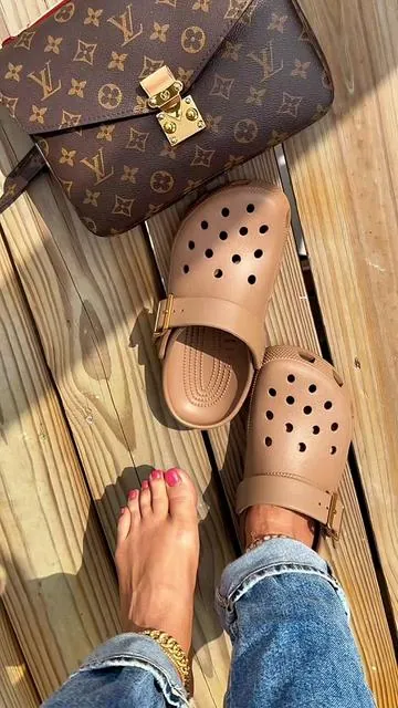 Crocs new metallic buckle clogs 🤎🖤 #crocs #crocsclogs #crocsspotlightday #crocs #tiktokshopcreatorpicks @Crocs 