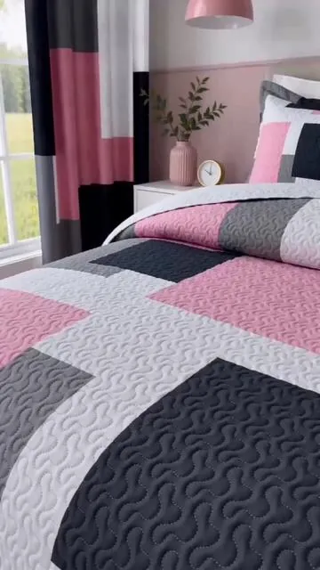 The geometric pattern makes the whole space look so much more elevated.😍#summervibes☀️ #HomeDecor #bedding #QuiltSet #summerrefresh #tiktokmademebuyit