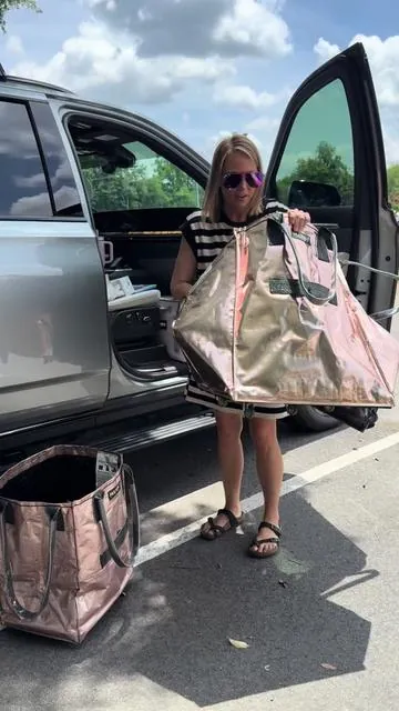 Reading to my daughter’s class today and bringing ice cream too 🍦📚 Didn’t want to carry everything separately so I loaded it all in my large Hulken and rolled it right to the classroom 🙌 Makes life SO much easier 😂 @Hulken #HulkenBag #SchlepIntoSpring #MomLife 