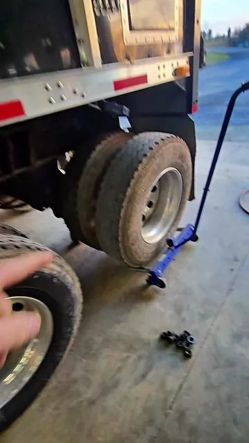 #truckersoftiktok #truckerlife #truckdriver  #tireshop  #peterbilt 