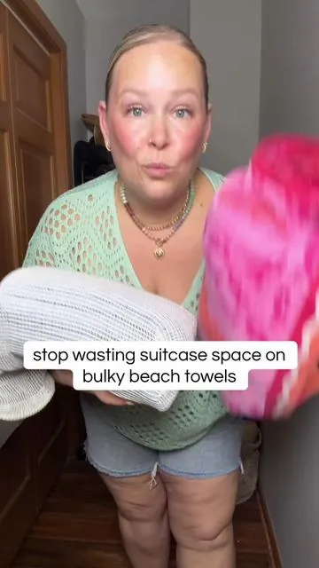 No more beach towels that take over your entire carry on. And no wasting money buying beach towels on vacation #beachtowels #lanelinen #beachtowel 
