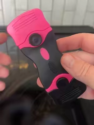 burnt on messes don’t stand a chance with this little cleaning tool. Perfect for glass, stoves, oven doors, labels, paint on windows, and more. #CleaningHack #GlassStove #StoveTopCleaning #homehack  #Scraper