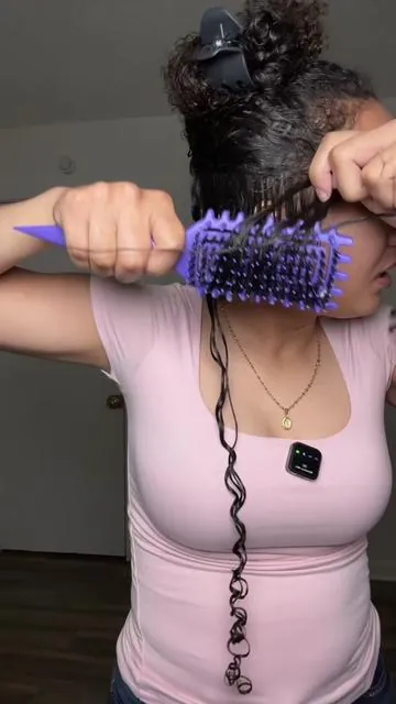 El peine que nos facilita la definición de nuestro cabello, lo ameeeee 🥰🥰🥰 #peine #rizadas #definicionderizos #rizosdefinidos #tiktokshopcreatorpicks 
