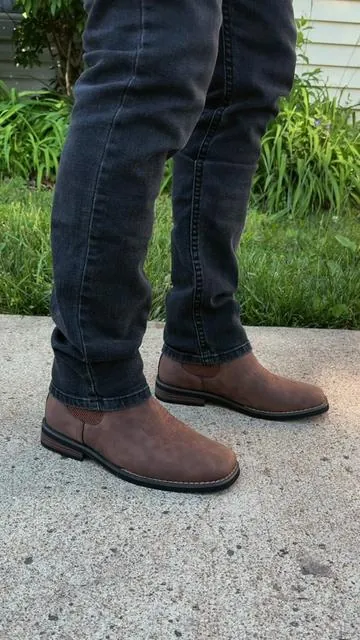 Botas Chelsea para Hombre  Elige tu color favorito desde el carrit naranja para obtenerlas a un súper precio y envío gratis.  🇺🇸  #chelseaboots #bootsformen #paratii #trocas #caballos 