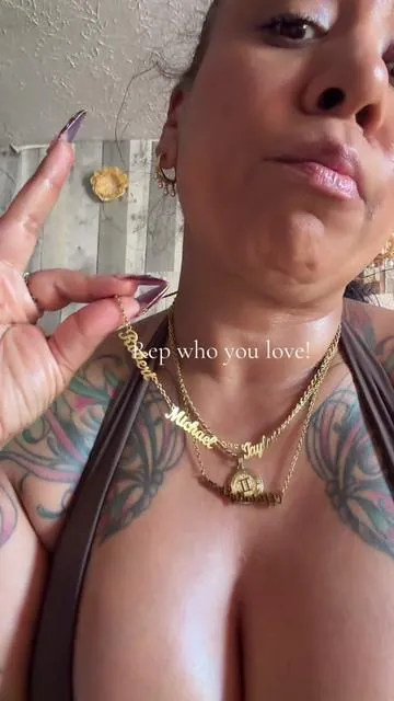 Who will you put around your neck? #namenecklace #customnecklace #officiallyeirene #tiktokshopmemoriaiday #summerturnup 
