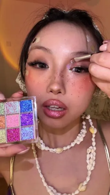 I loveeee being a girlll💜🪽🫧#euphoriamakup #multichromeeyeshadow #fyp #eyeshadow #highlighter 