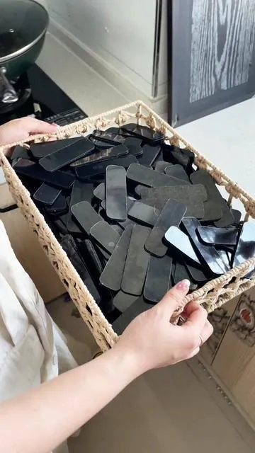 Las tiras de velcro súper adhesivas mantienen todos los objetos estables en todo momento, y son seguras para usar en paredes, tanto en el hogar como en vehículos.#velcro #lifehack #wall #diy #Summervibes 