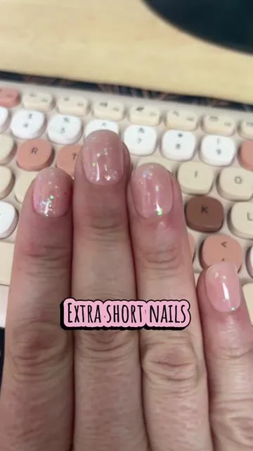 Love the little sparkle these press on nails have!
