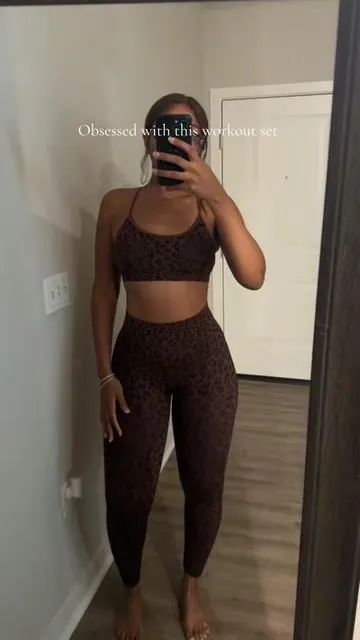 I’m wearing a size medium 💗🐆 #isiskellier 